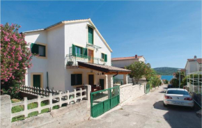 3 Bedroom Gorgeous Apartment In Pirovac